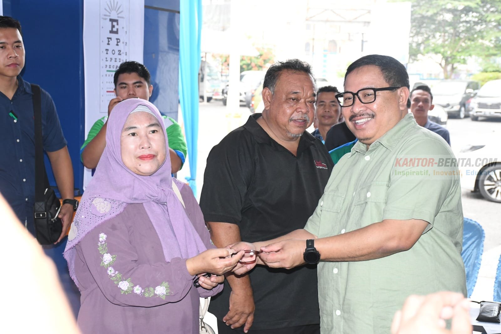 Memberikan kacamata gratis