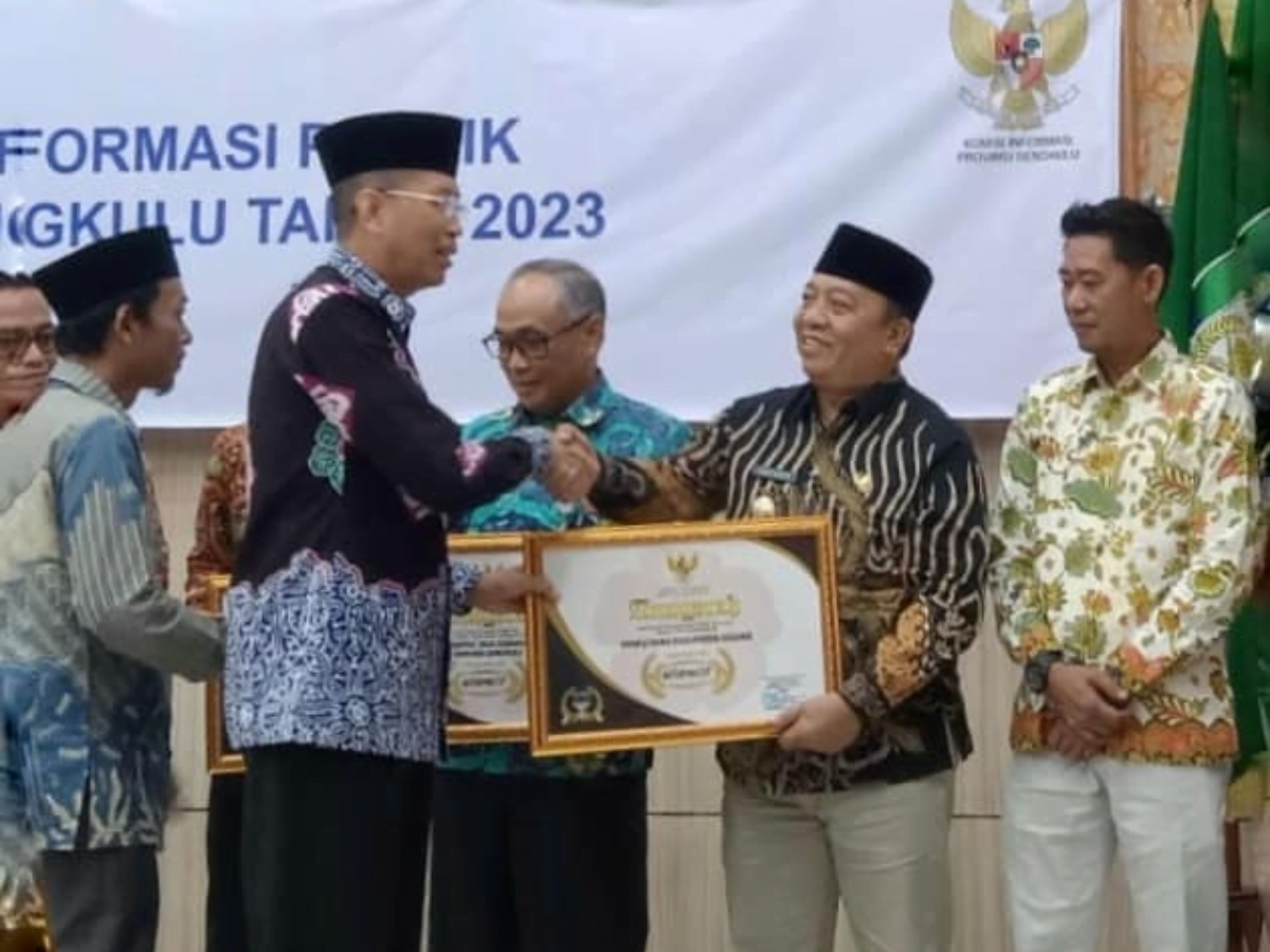 Predikat Informatif Tertinggi