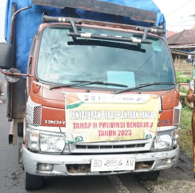 Penyaluran bantuan beras