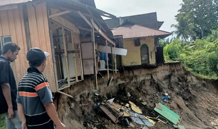 Longsor Tebing Sungai Manjuto Mukomuko