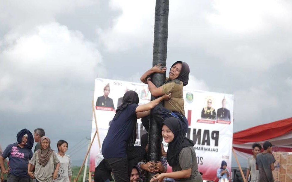 Lomba Panjat Pinang