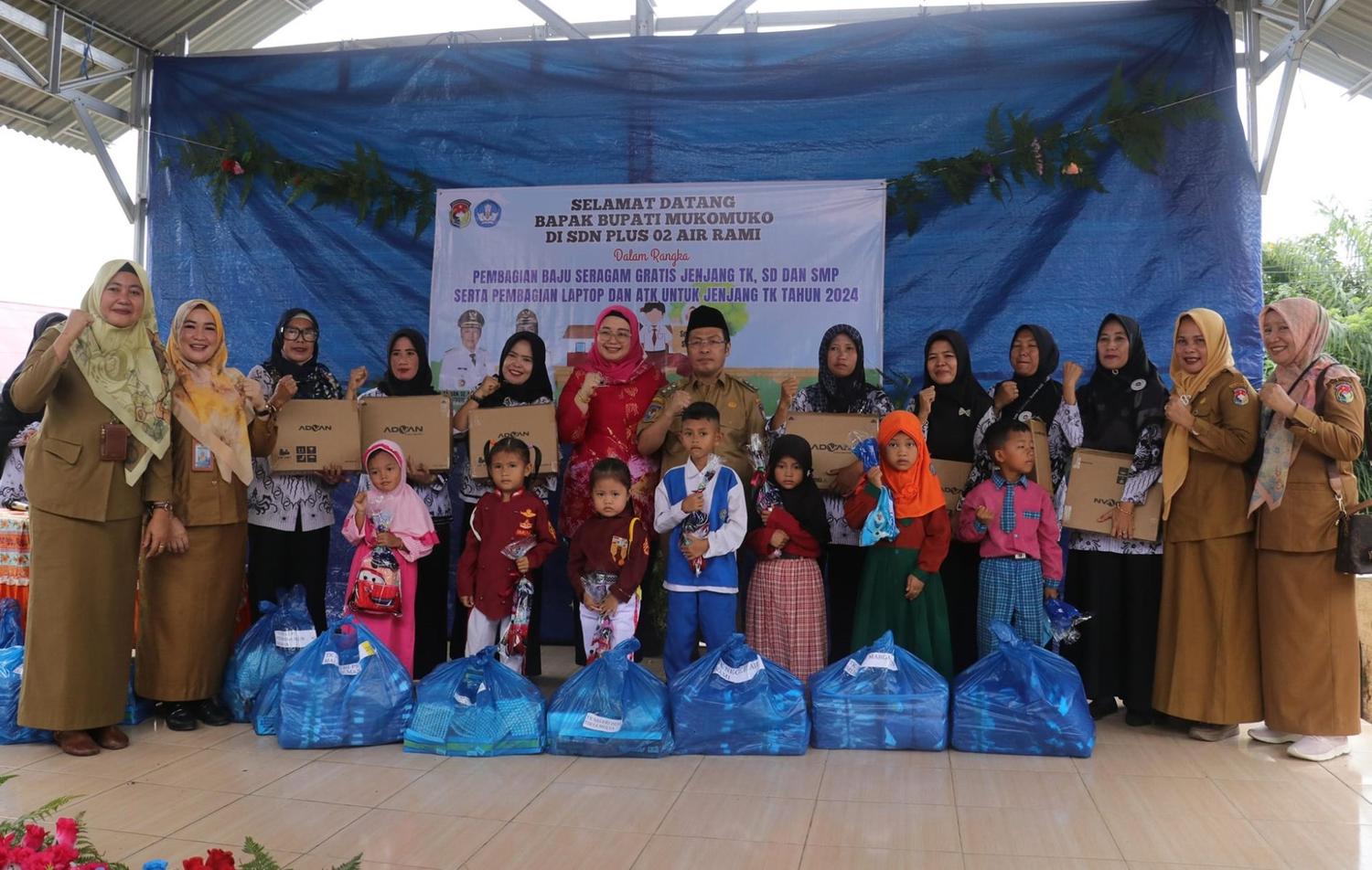 Seragam sekolah gratis Mukomuko