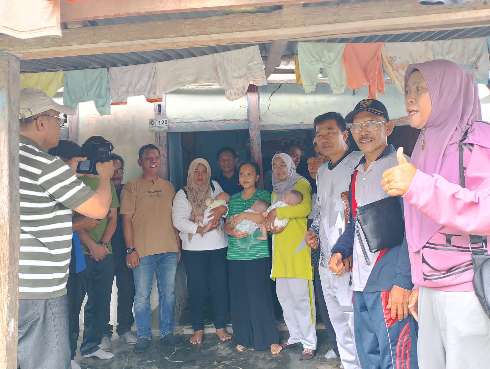 Camat Seginim kunjungi bayi kembar tiga