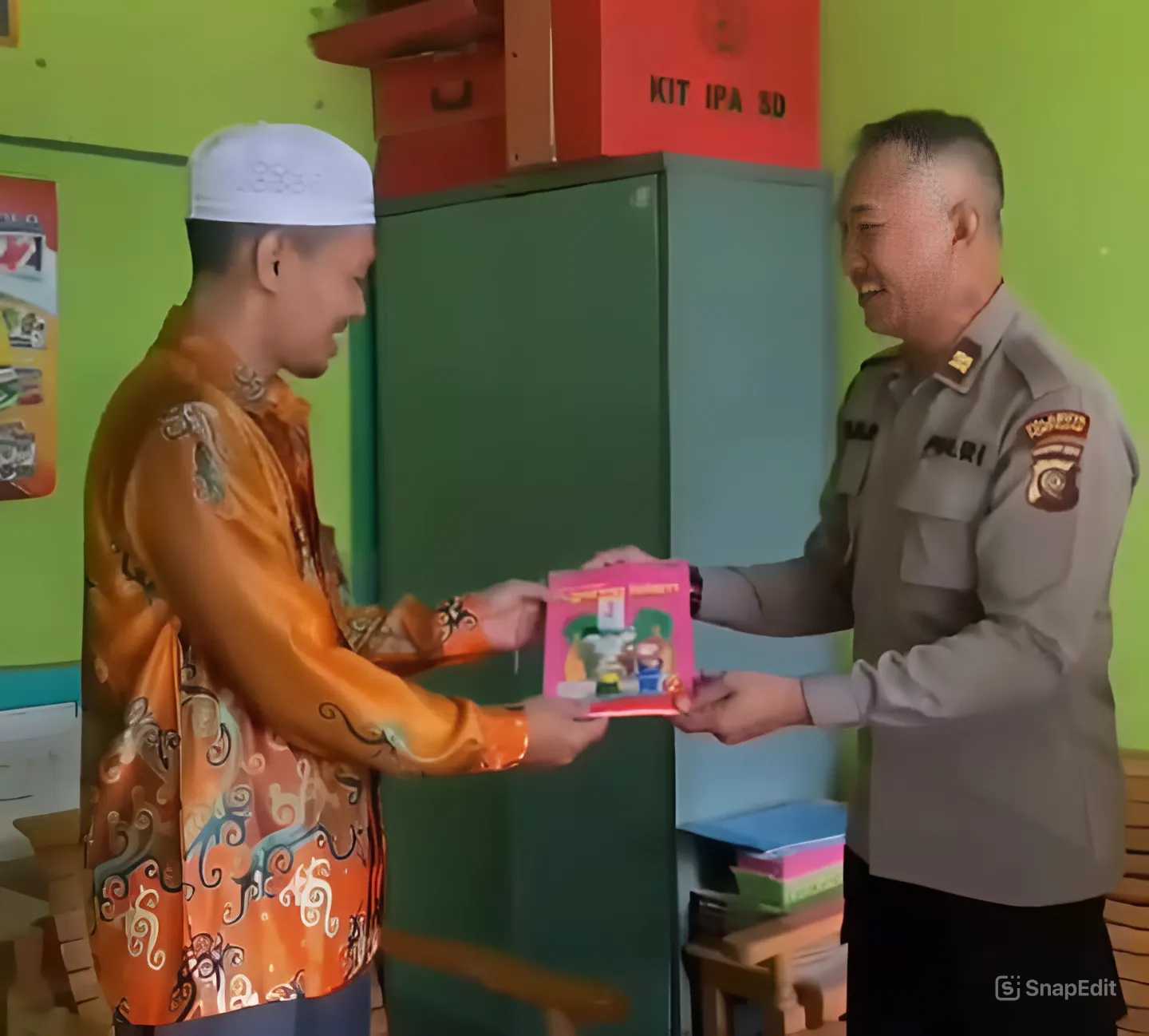 Polresta berbagi buku