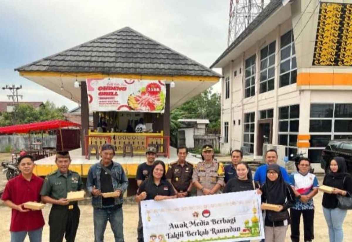 PWI Kalbar berbagi takjil