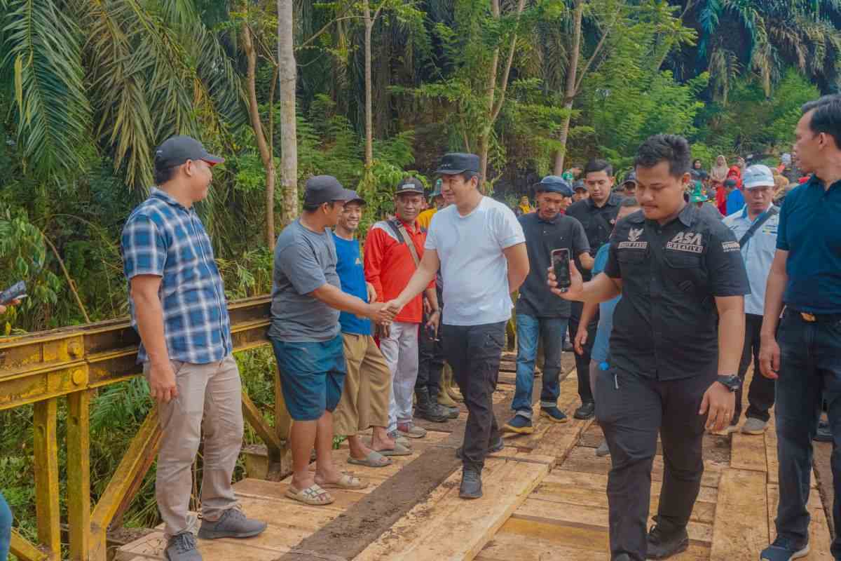 Perbaiki Jembatan Rusak