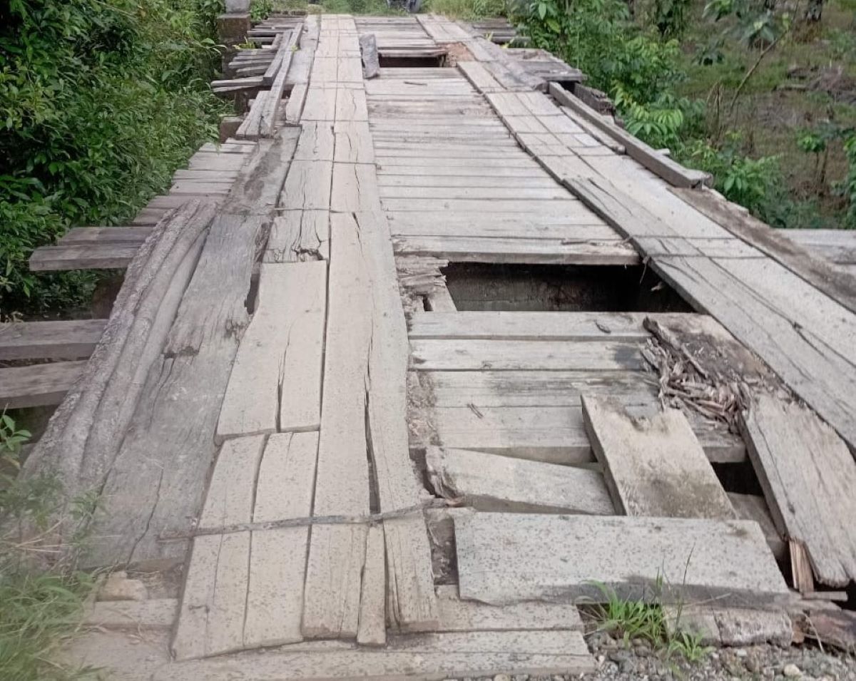 Jembatan rusak Desa Cinto Mandi