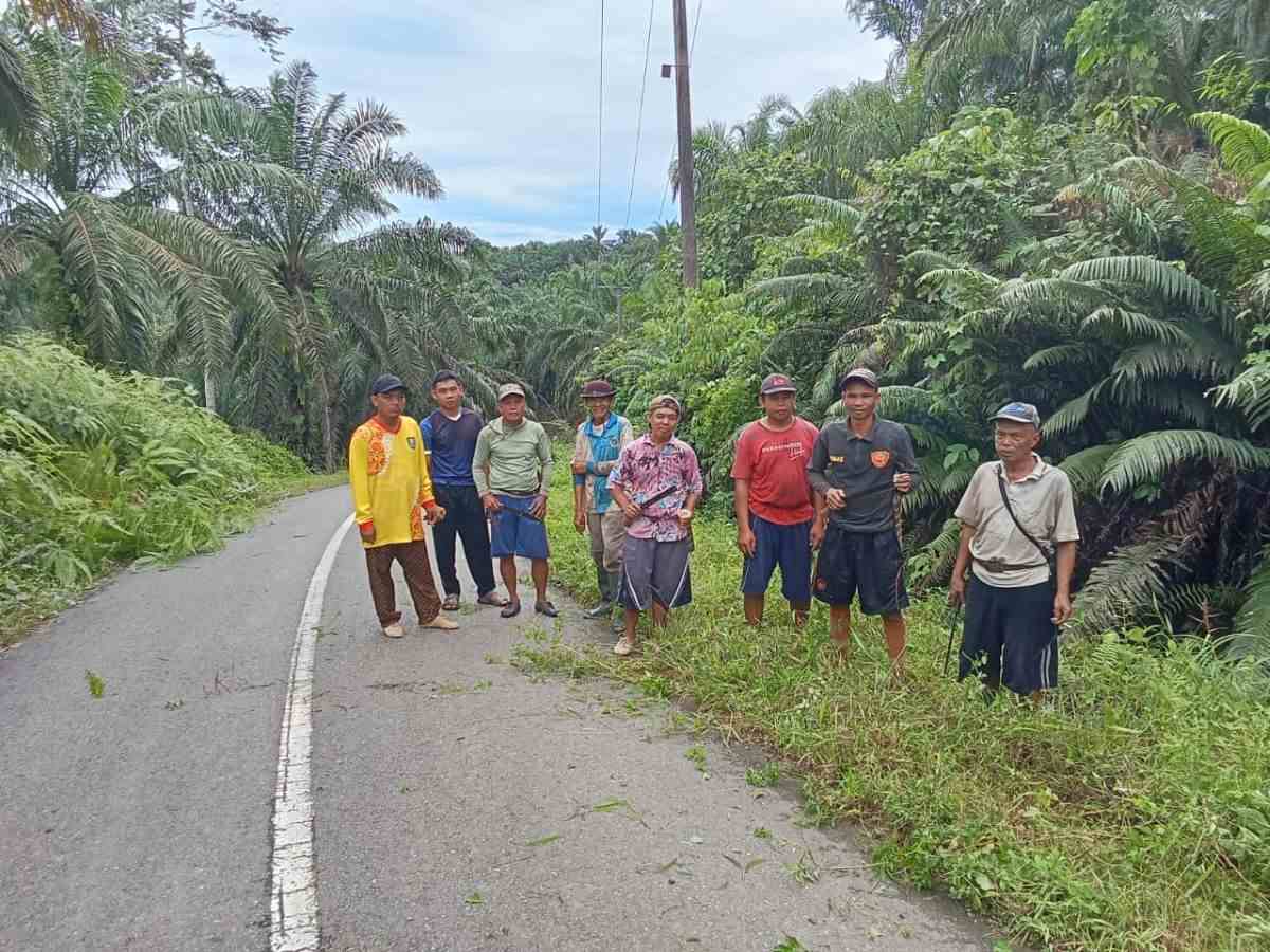 Program Jumat Bersih Desa Karang Cayo