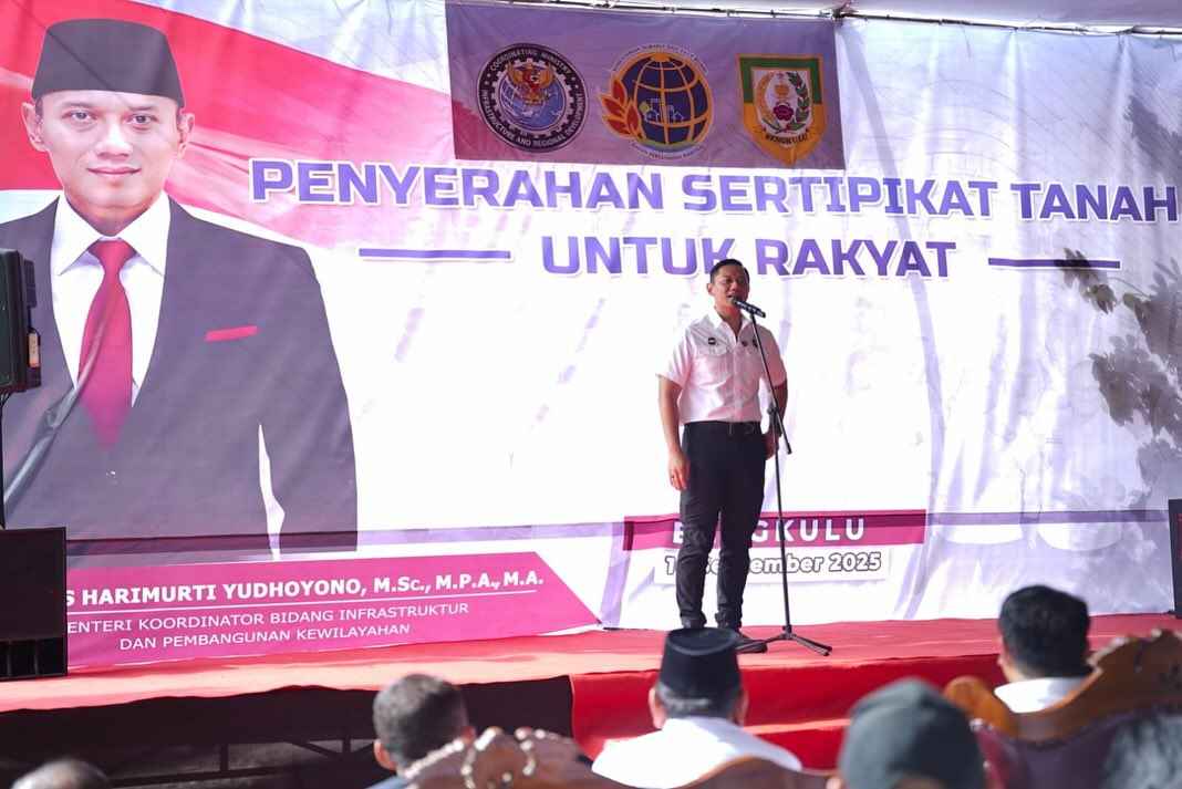 AHY Serahkan Sertifikat Tanah