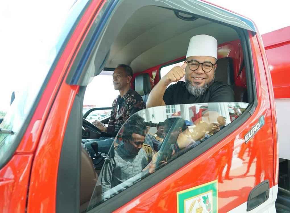 Gubernur Helmi Hasan