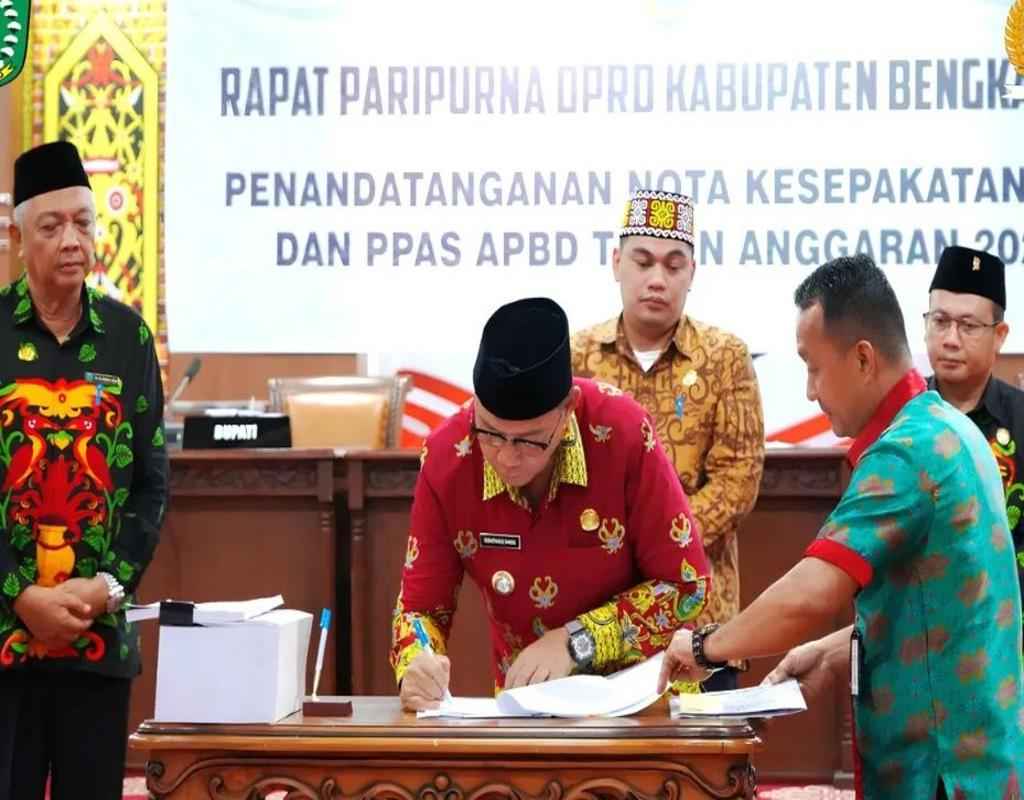 Bupati Bengkayang Sebastianus Darwis