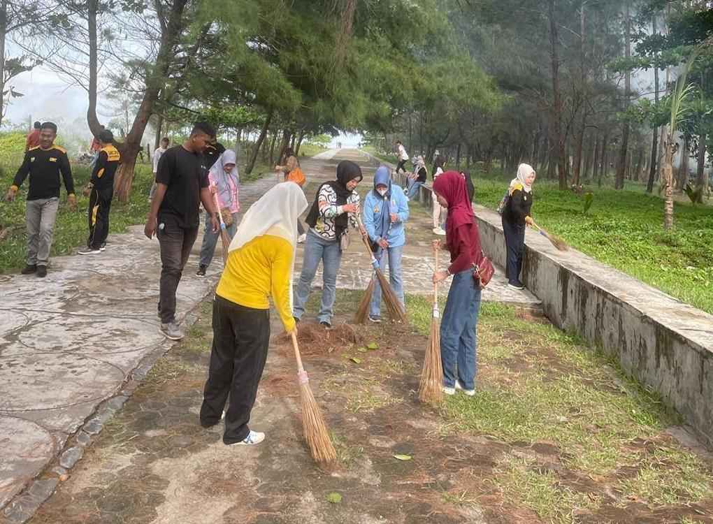 Bersih-bersih Pantai Panjang