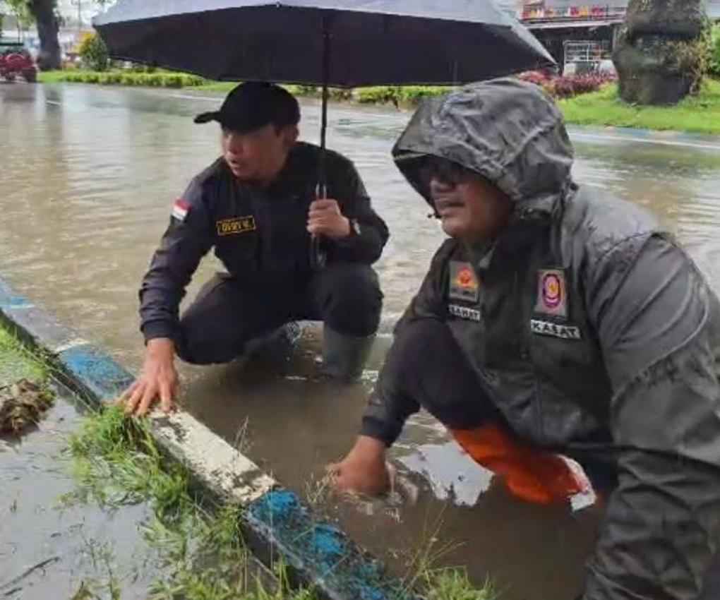 Wali Kota Bengkulu Turun Langsung Atasi Genangan Air Akibat Sampah