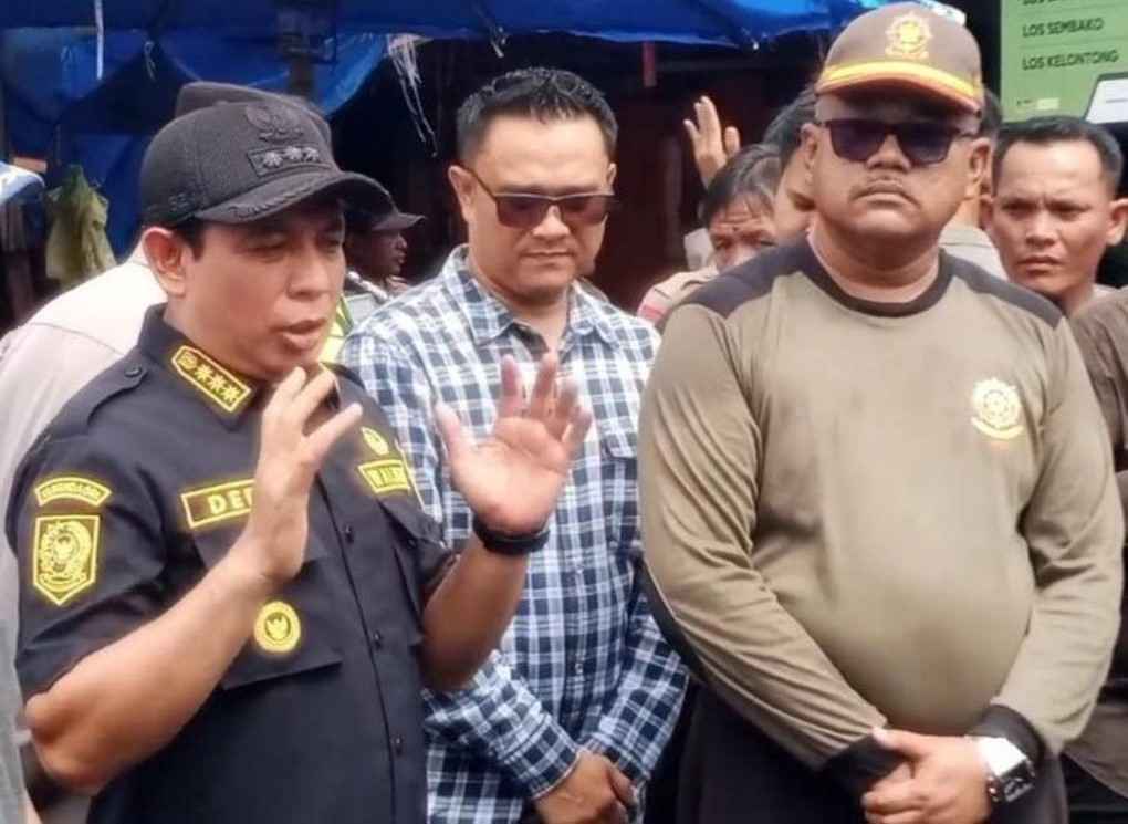 Walikota Bengkulu Dedy Wahyudi tampak mendatangi langsung para pedagang kaki lima (PKL) KZ Abidin untuk Masuk Pasar