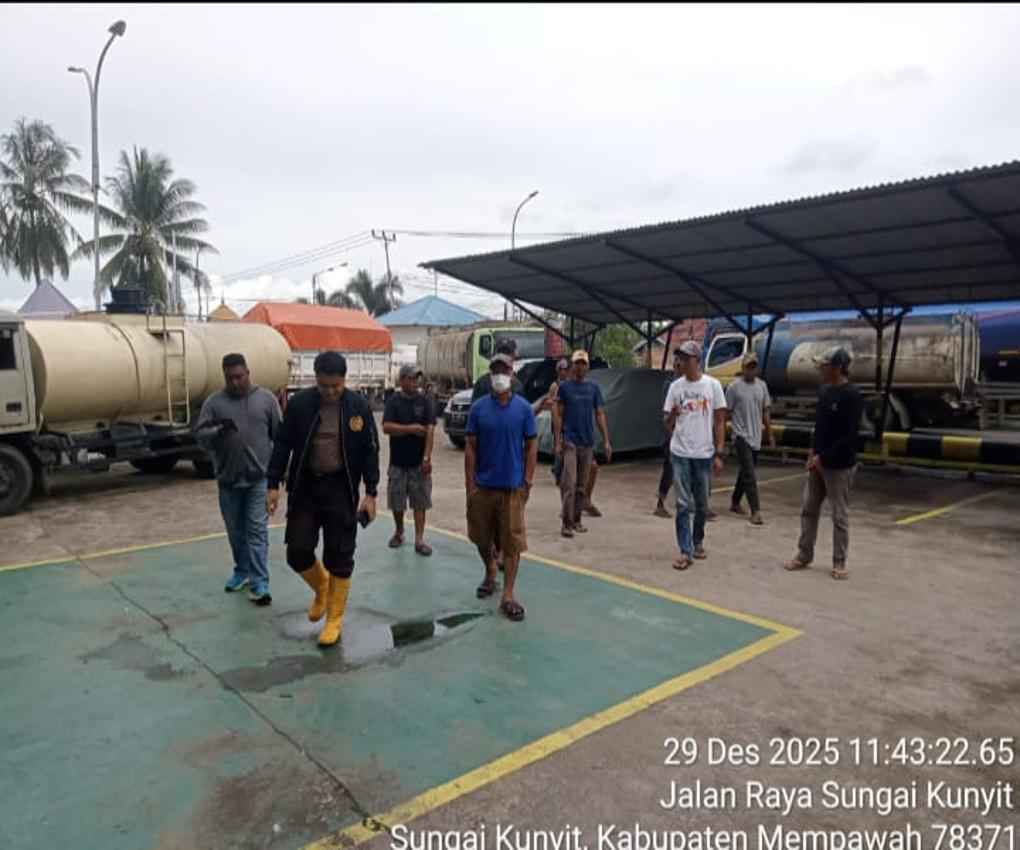 Perahu nelayan tenggelam di Sungai Kunyit, Mempawah, diduga akibat tiang pancang tanpa rambu keselamatan