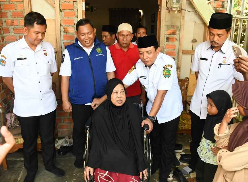 Wali Kota Bengkulu Dedy Wahyudi Serahkan Kursi Roda Warga Kandang Limun